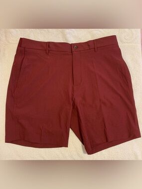 Men’s Walter Hagen maroon golf shorts! 9” inseam / 36 waist